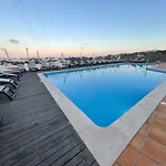 Lovely 3 Bedroom In A In דירה *