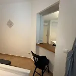 Lovely 3 Bedroom In A In דירה *