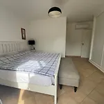 Lovely 3 Bedroom In A In דירה *
