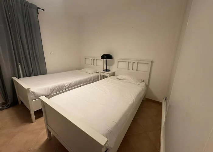 Lovely 3 Bedroom In A In Apartment *