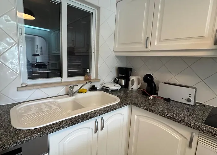 Lovely 3 Bedroom In A In Apartment *