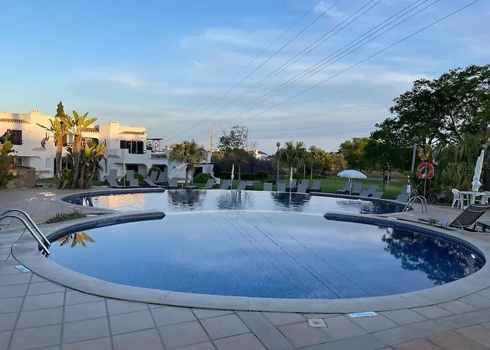 Lovely 3 Bedroom In A In Apartment *