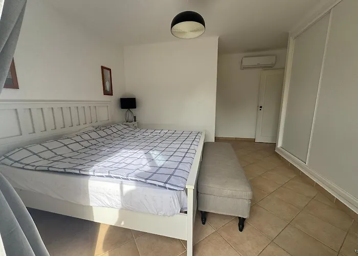 Lovely 3 Bedroom In A In Apartment *