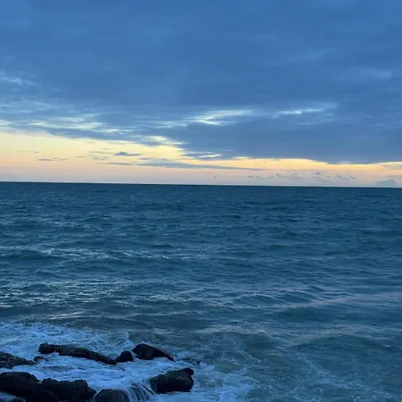 Lovely 3 Bedroom In A In Διαμέρισμα *