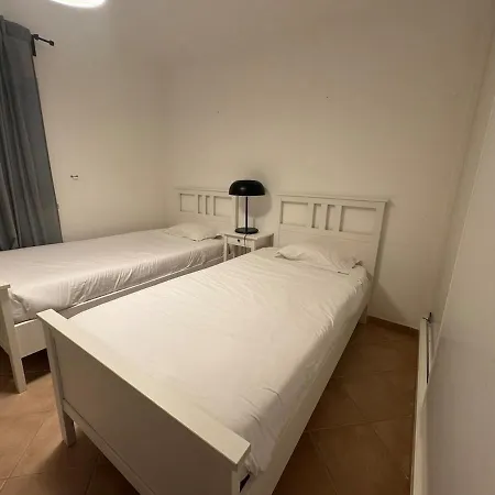 Lovely 3 Bedroom In A In דירה *