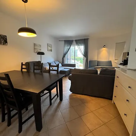 Lovely 3 Bedroom In A In דירה