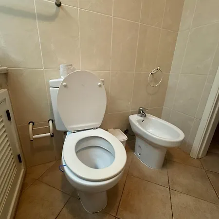 Lovely 3 Bedroom In A In דירה *